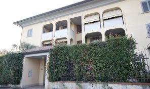 due locali con terrazzino e box