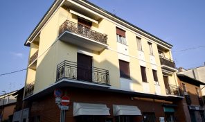 trilocale, servizi, due balconi.