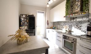 tre locali, servizi, 2 balconi, cantina e box