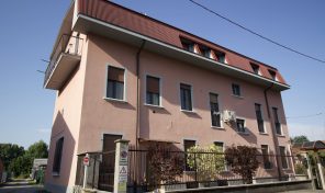 soluzione terra/cielo composta da 4 locali, tripli servizi, 2 balconi, box.