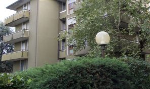 3 locali, servizi, balconata ampia,ripostiglio, cantina, box.